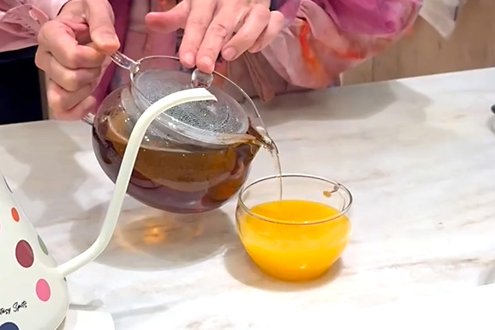 旬のフルーツ、梨・柿・みかんの搾りたてジュースには 紅茶を加えるアレンジをご紹介。