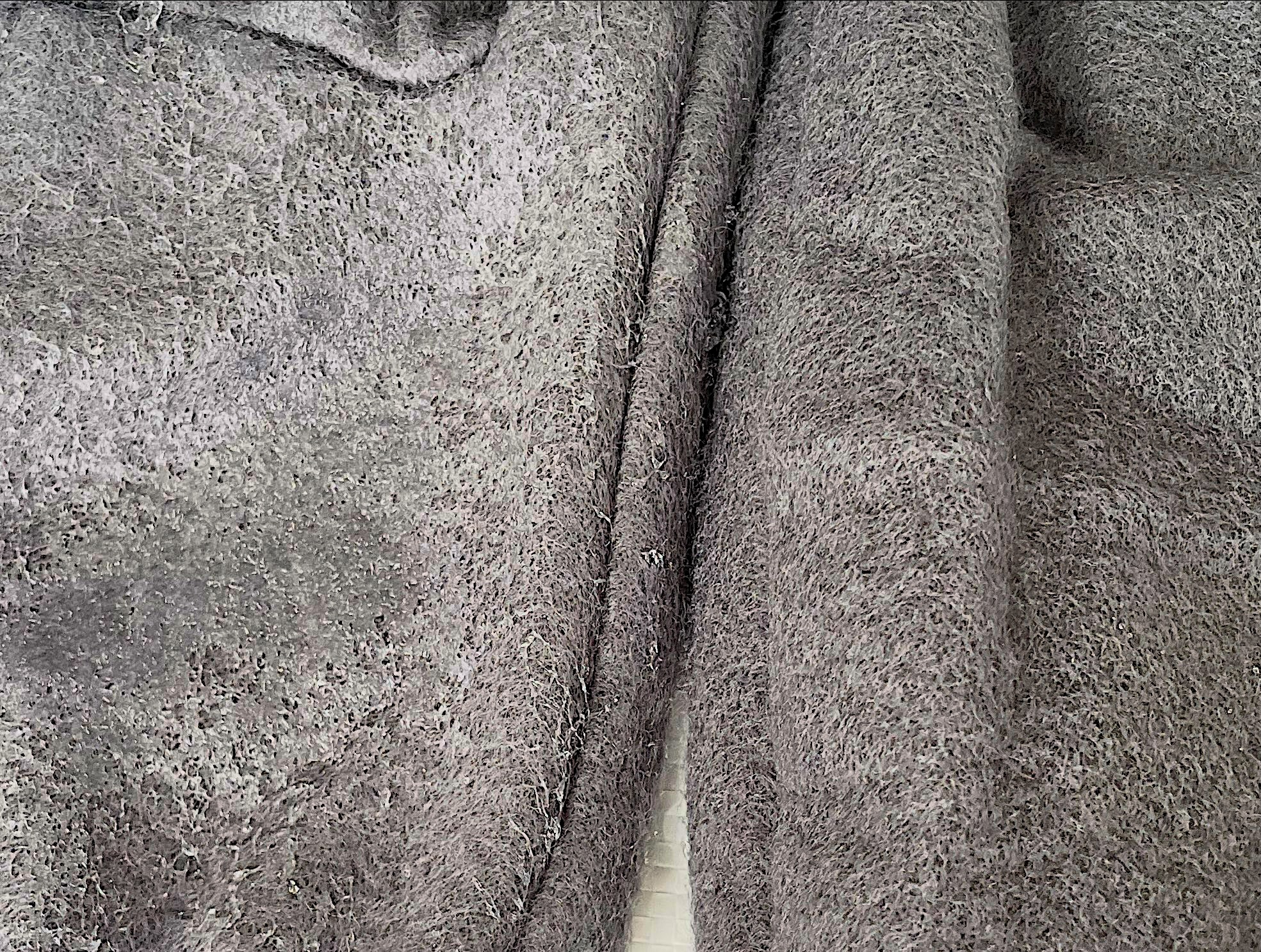 「実験:40分後、防水スプレーをしていない手袋は濡れましたが、防水スプレーをした画像右側は水が染み込んでいません。」