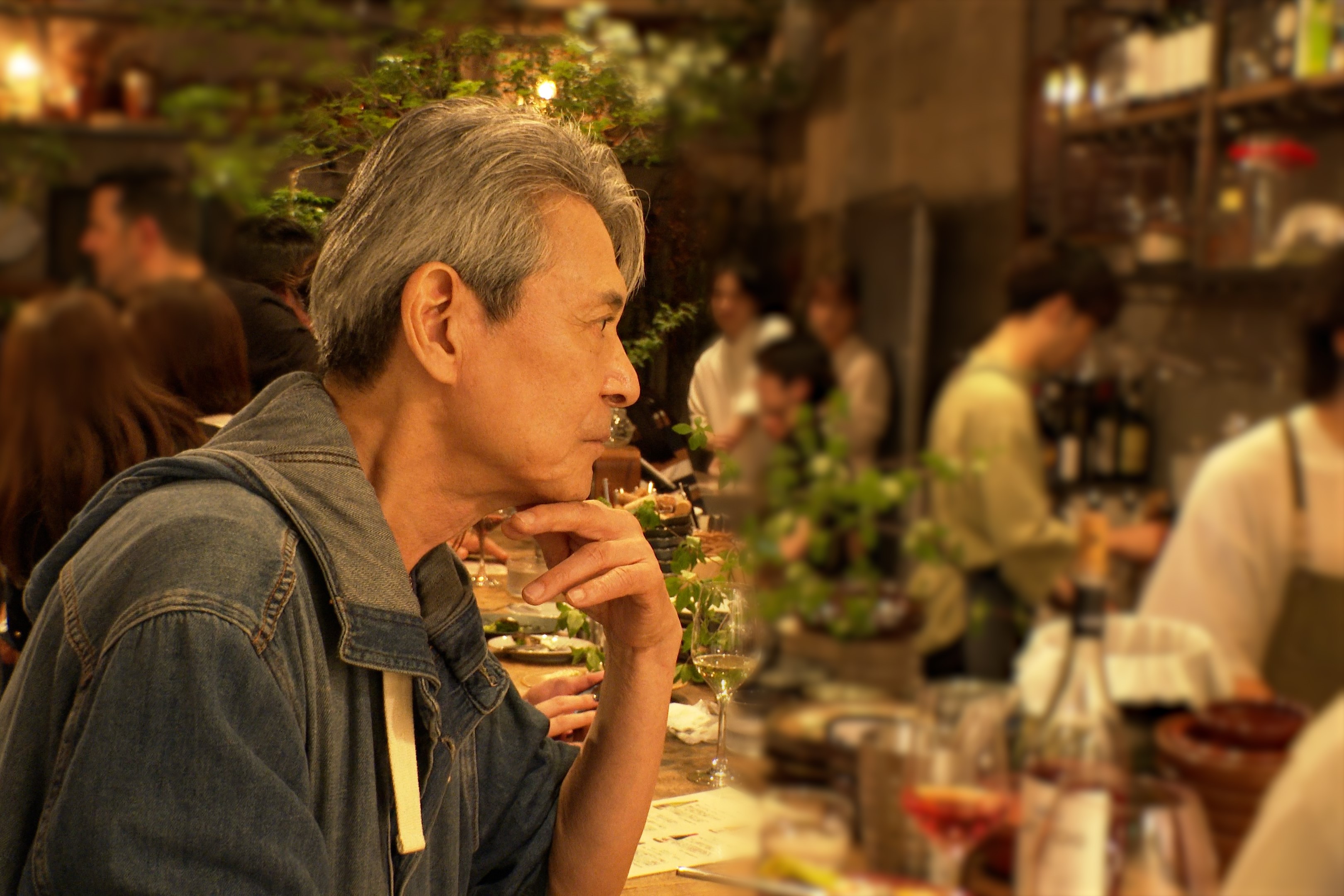 第2回は大田区蒲田駅周辺。花に囲まれた空間でワインが楽しめるスタンディングワインバーなどを巡ります