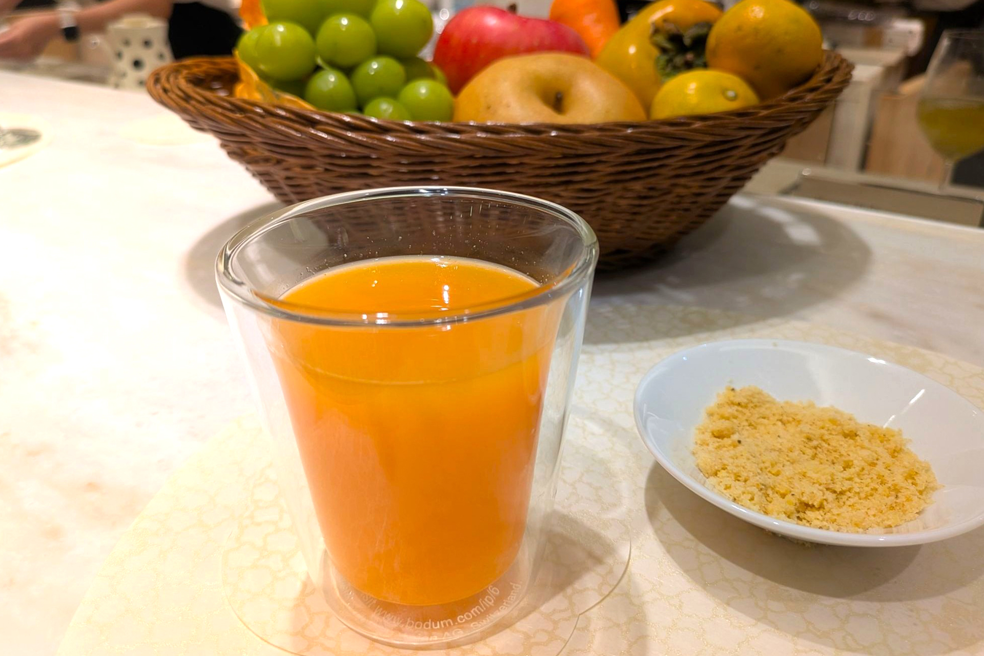 にんじんとりんごのジュースに添えたのは、バナナチップス をパウダー状にしたもの。⼊れると⾵味がグッと変わります。