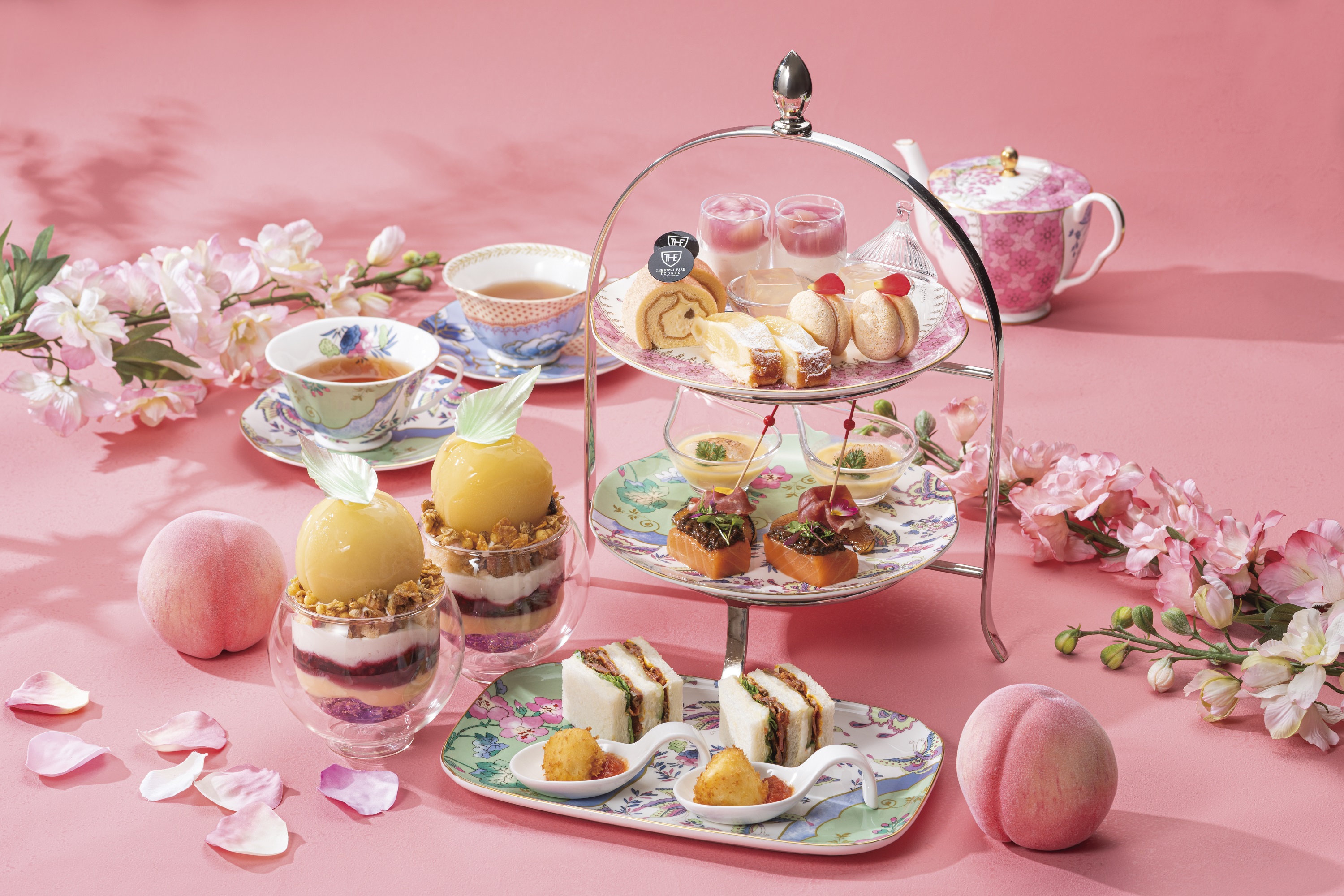 AFTERNOON TEA with “SIROCCO”の特徴は、季節のパフェとSIROCCO TEAだけでなく、ランチの代わりにもなるようにセイボリーの品数の多さや、温かいお料理が含まれている点です。温かいお料理の熱がスイーツや冷製のセイボリーに影響しないように別添えのお皿で提供します。