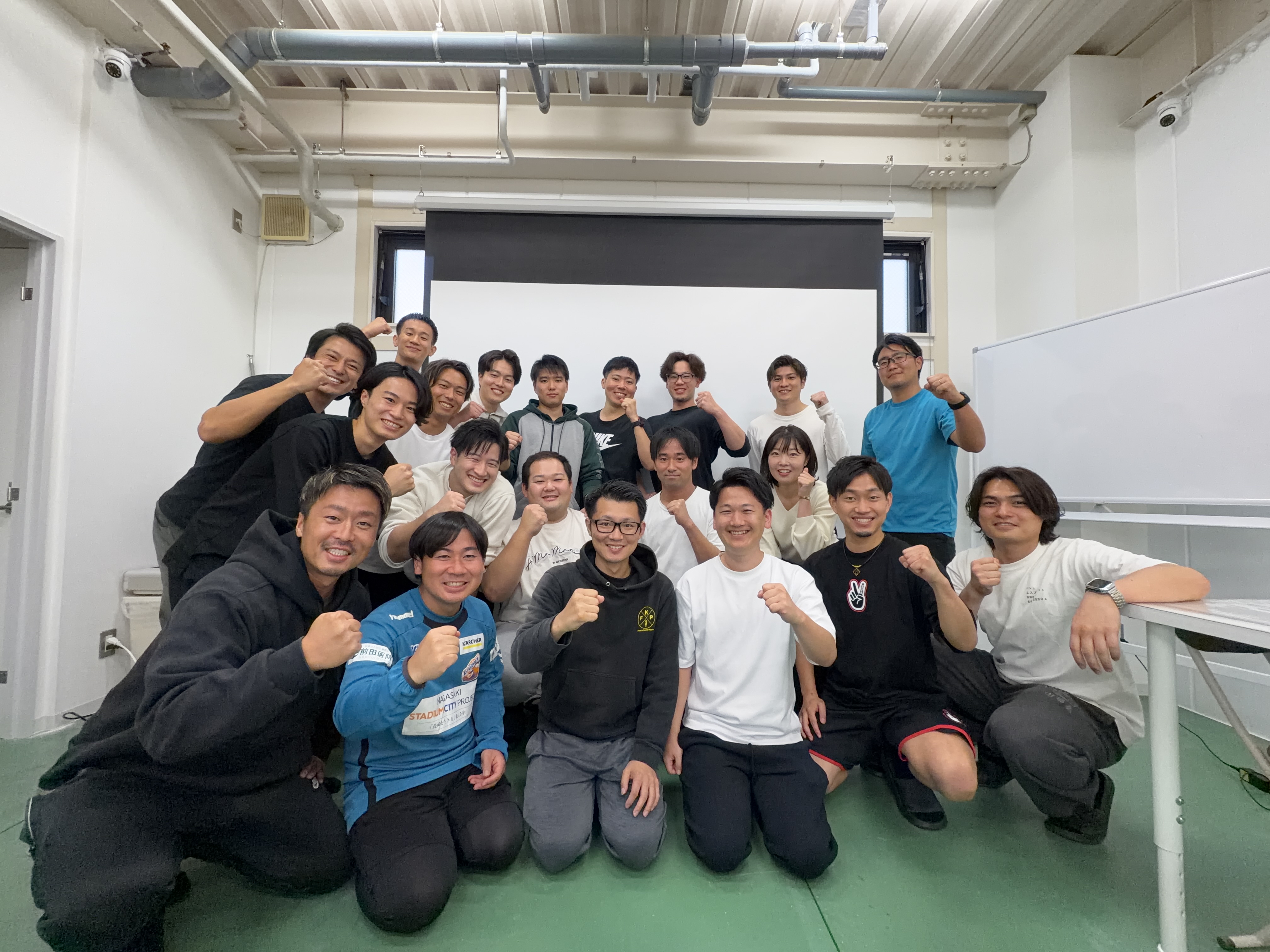 弊社代表と店長での集合写真