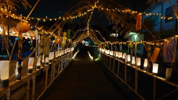 盆竹灯籠まつりの竹灯籠アーチでご入場ください