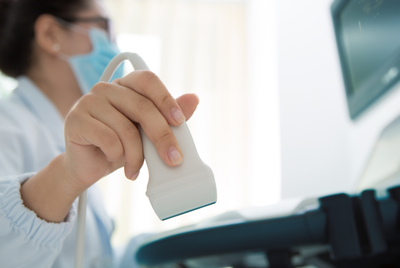 臨床検査技師が超音波検査のプローブを操作している手元の様子