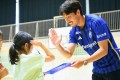 大蔵小１年生にオリジナル下敷きをプレゼントする昌子源選手