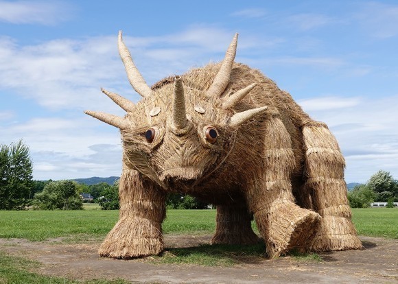 東神楽町ひじり野西公園に展示しているスティラコサウルスのわらアート