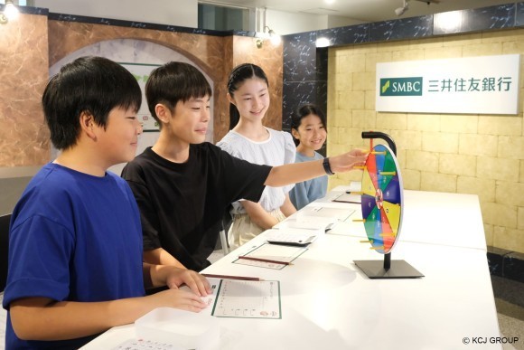 キッザニア東京 期間限定ワークショップ「為替の仕組みを学ぼう！」体験の様子