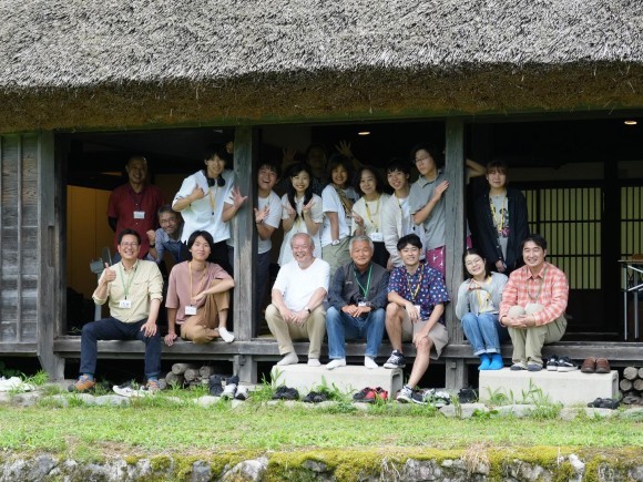 参加者集合写真（旧松井家にて）