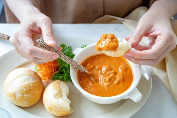 カレーとパンをお得にお試しいただける「ナチュール×バターチキンカレー ペアリングセット」を発売