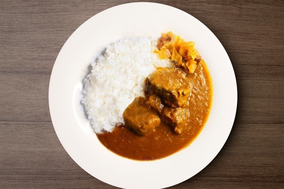 昭和30年代後半から羽田空港で人気だった「Grill Avion」の「欧風ビーフカレー」を「アビオンビーフカレー」として販売。