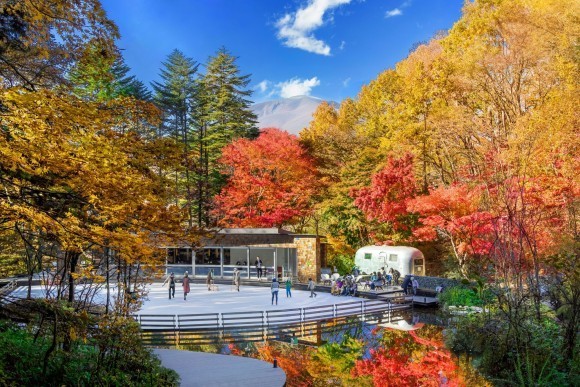 紅葉に包まれるケラ池スケートリンク