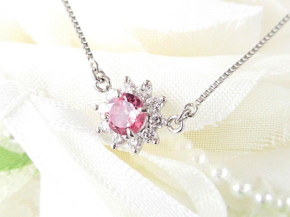 家族の記念日や節目に人気の「ファミリーリング」は、指輪でないといけない決まりはありません。リング以外にネックレスやブレスレット、ピアスなどでのご注文も多いです。今日はその中からネックレスの製作例をご紹介します。