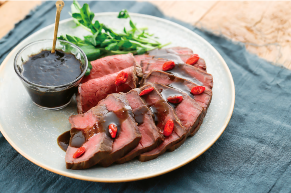 薬膳スパイシーローストビーフ 黒ごまソース