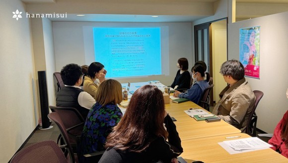 ハラスメント対策の研修を受けるハナミスイ社員