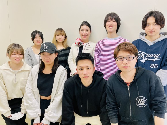 ふるさと応援隊に所属するチーフキャビンアテンダントの竹下容子さんを交え、長藤皇斗さん（豊国学園高校出身）、岩谷美佳さん（八幡高校出身）、亀田結衣（サビエル高校出身）、佐藤有哉さん（盈進高校出身）、矢口芽衣梨さん（稲築志耕館高校出身）、横谷太紀さん（育英高校出身）、𠮷田陽さん（北九州市立高校出身）、趙乗課さん（上野法科ビジネス専門学校出身）らが、キックオフミーティングをおこないました。