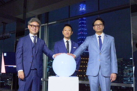 (左)：桜井 執行役員　(中央)：HUGO CHIANG 共同代表　 (右)：桜木 共同代表