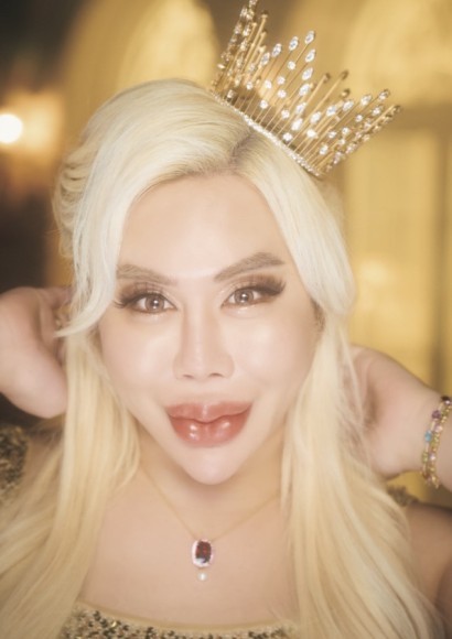 刊行記念イベントチケは即完！“初”エッセイ本『アレン様は大変!!ぉ怒りになられてます。』大反響のため等身大パネル設置＆パネル展が急遽決定！