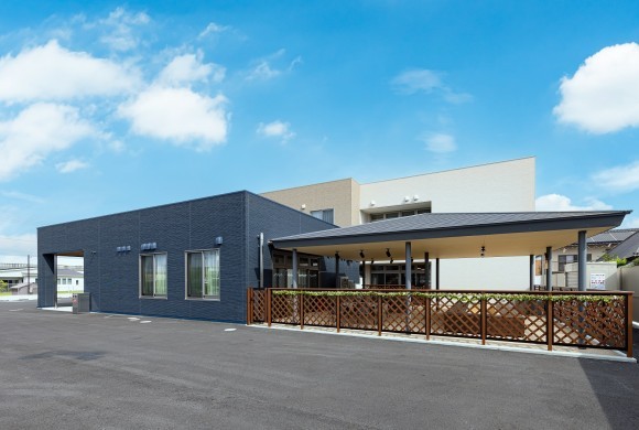 香川県高松市に新規開設した足湯を備えた屋外スペースが特徴的な「高松三名ショートステイそよ風」