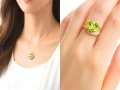 8月誕生石のペリドットを使用してペアデザインの指輪とネックレスを作りたいというご要望から、18金イエローゴールド製のペアシェイプ（雫型）の石を使ってハート型に見立てたオリジナルデザインをお作りしました。