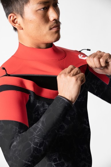 フラップを引き上げるだけでファスナーが開くため、着脱が容易。