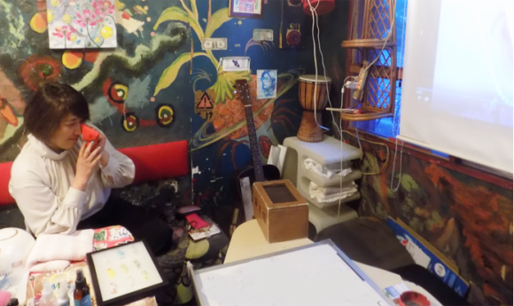 涙活カフェで涙を流す参加者の様子