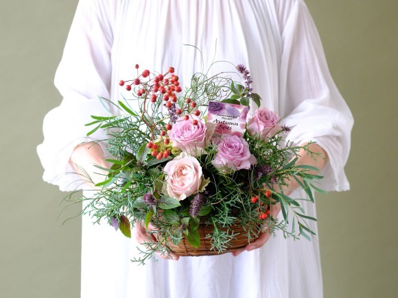 晩秋の澄んだ空気に美しく映える魅惑の「秋バラ」 季節の終わりに咲く優美な花の女王が、贈る人の想いをそっと包み込む ～11月のレコメンドフラワーフェア開催～