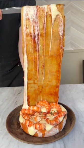 一枚麺のエビシカゴピザ