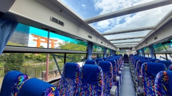 屋根の付いたエアコン付きバスとして使用する車種の「クリスタル」は世界的にも珍しい天井がガラス張りになっている車両です。視界が広がるうえに屋根が付き、冷暖房完備のため夏の暑い時期や雨天時などにも快適にご乗車頂けます。