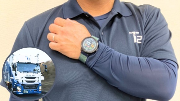 株式会社T2の自動運転トラック車両およびデバイスを装着したT2ドライバー