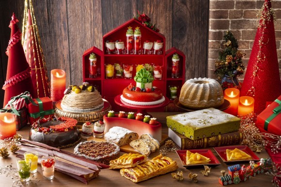 艶やかな深紅と国際色豊かなクリスマスを楽しむスイーツビュッフェ「Santa’s Christmas Tea Party」