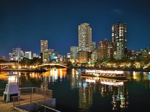 天満橋・八軒家浜の夜景を走る「ひまわり」