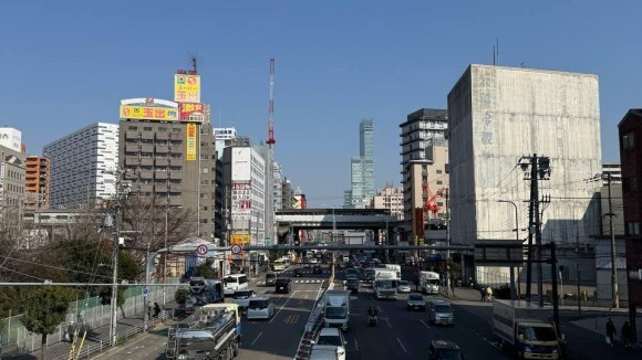 大阪・西成区で撮影された主要幹線道路の風景（2025年3月撮影）。この街では、外国人労働者によるインフラ整備の現場が至る所に点在している。