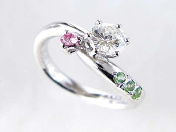 長く愛用できるシンプルさの中に誕生石の個性を入れて。他の指輪では表現できない、誕生石入り「オンリーワン」婚約指輪／エンゲージリングは如何でしょうか？
