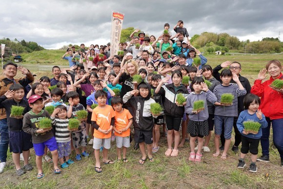手越村５年目の田植え