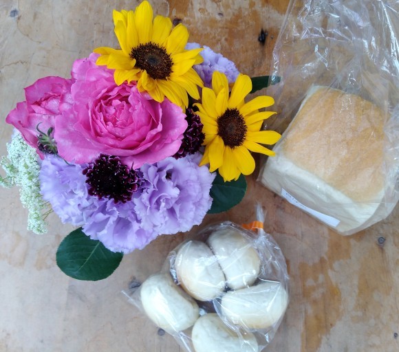 写真はイメージになります。　　　　オリジナルフラワーアレンジメントギフト　4,000円（税込） 　　　　　※　フラワーアレンジメント　高さ:約20㎝　幅:約20㎝ 　　　　　※　地方発送の場合は、配送料＋箱代が別途かかります。（約1,500円～2,000円）