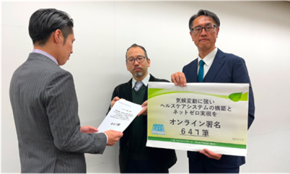 みどりのドクターズ　佐々木と太田が、厚労省国際課に署名を手渡すところ