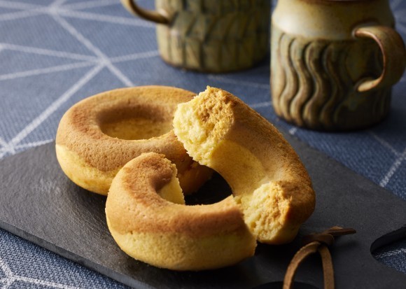 たまご感が際立った素朴で懐かしいプリン生地と、香ばしさが引き立ったカラメル生地との 二層になった『焼きドーナツ（プリン味）』