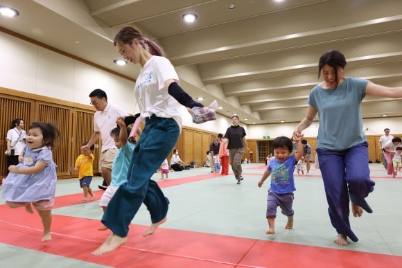 1歳から3歳前後のお子さんとママさん、パパさんがイベントに参加