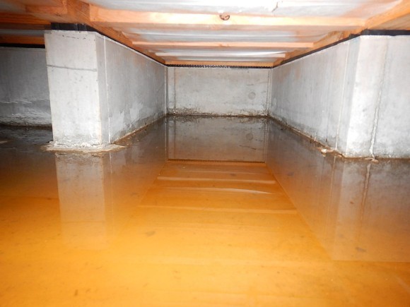 工事中の雨が乾かずに水浸しになっている様子