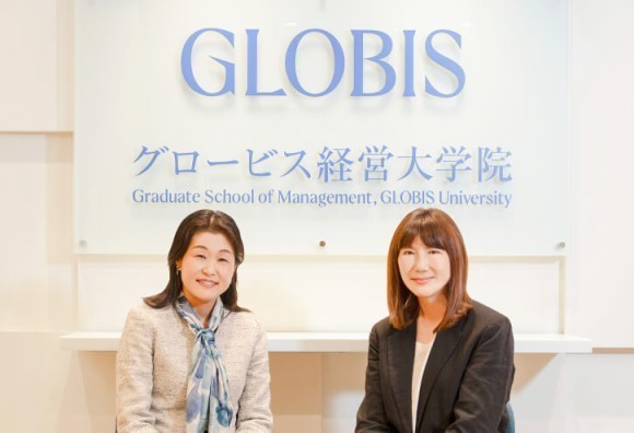 グロービス経営大学院の君島朋子研究科長（左）とビスカス代表取締役社長の八木美代子（右）