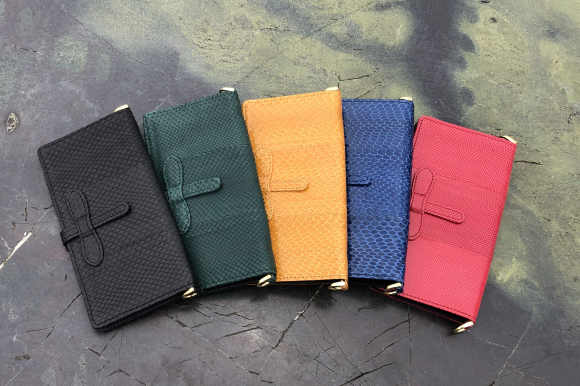 ４種類5色のヘビ革の手帳型スマホケース