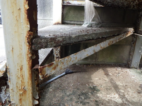 サビ・腐食によって落ちそうになっている階段