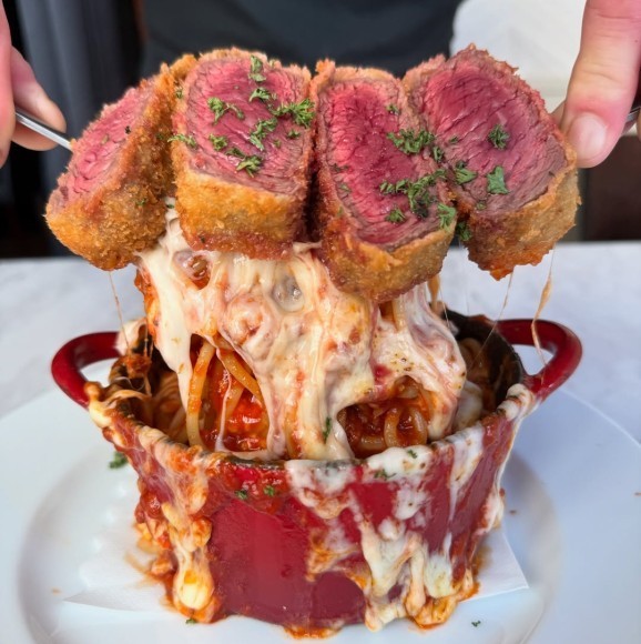 牛レアカツのボルケーノパスタ