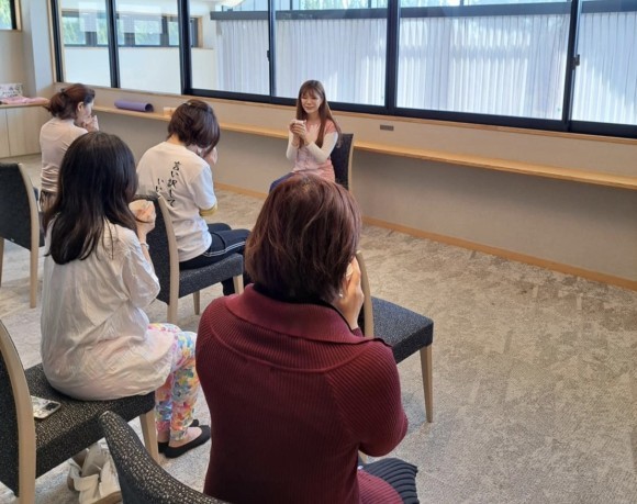 イベントでのトゥルーシーの香りを嗅いでいる様子