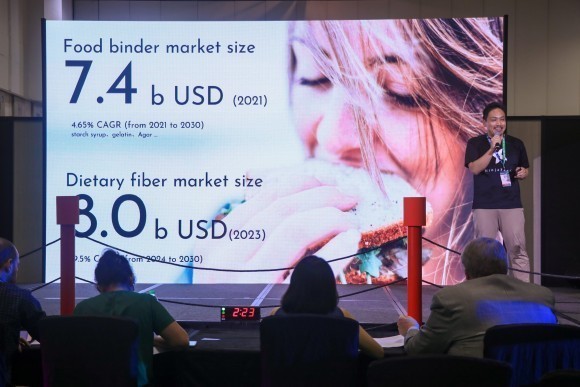 登壇するNINZIA代表寄玉