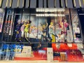 豊島区立芸術文化劇場（東京建物 Brillia HALL）の正面に「ストーンオーシャン」の巨大ビジュアルが出現