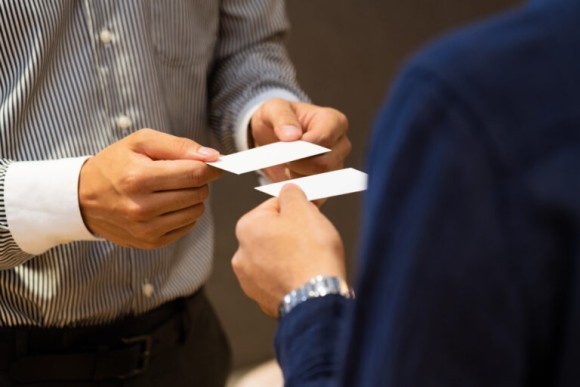 名刺交換する人