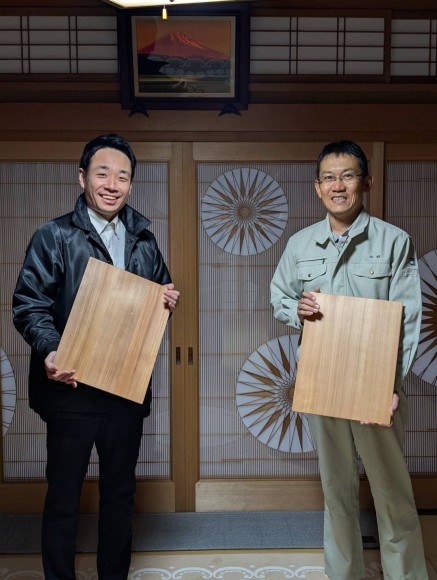 「膳板」を披露する、彩向陽　支配人　と　指勘建具工芸　三代目　黒田　裕次　様