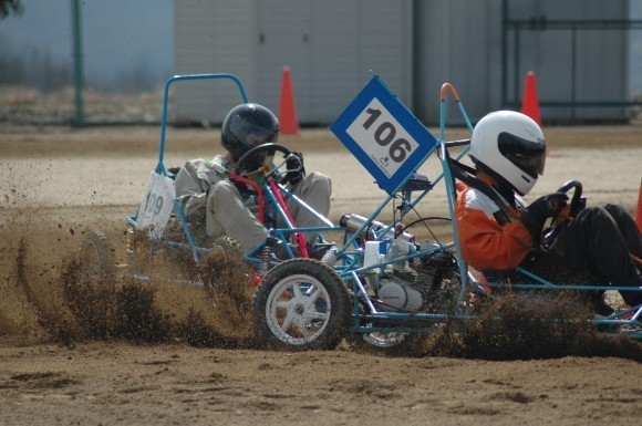 自作のゼロハンカーで土煙を巻き上げ速さを競う選手たち