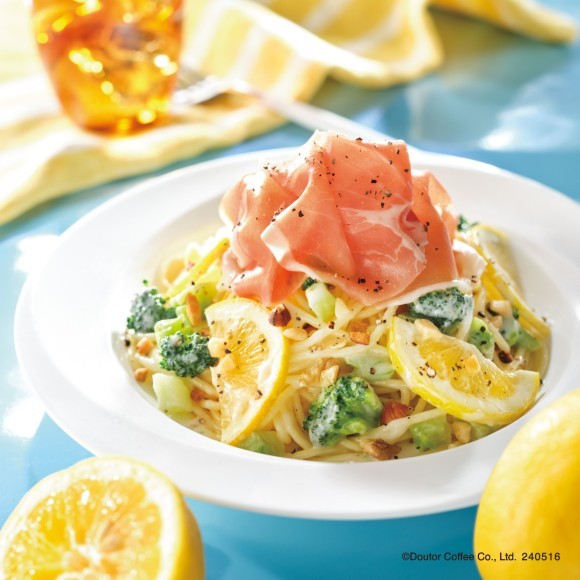 エクセルシオール カフェ　ハモンセラーノとブロッコリーのレモンクリームパスタ